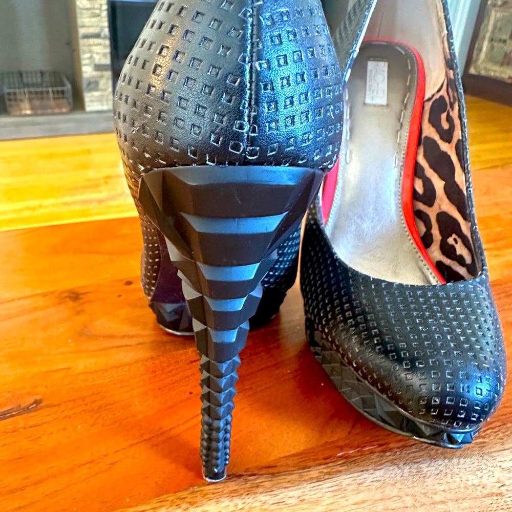 Rachel Roy size 10m black high heeled “platform” shoes. 5 heels, good condition.